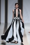 Vestido de rayas negras y blancas del dsfile de Dolores Cortés en Madrid Fashion Week primavera/verano 2019