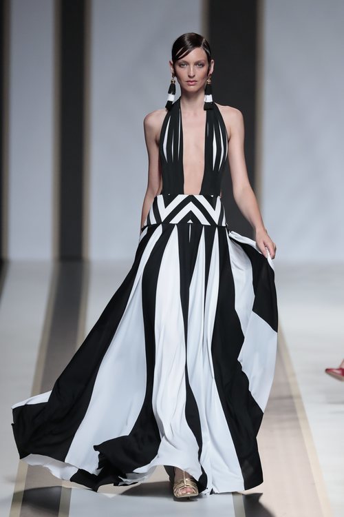 Vestido de rayas negras y blancas del dsfile de Dolores Cortés en Madrid Fashion Week primavera/verano 2019