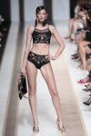 Bikini negro con encaje del desfile de Dolores Cortés en Madrid Fashion Week primavera/verano 2019