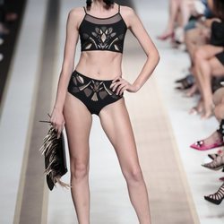 Bikini negro con encaje del desfile de Dolores Cortés en Madrid Fashion Week primavera/verano 2019