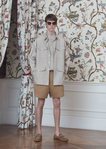 Modelo con un total look en color beige de la colección primavera/verano 2019 de Salvatore Ferragamo