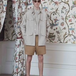 Modelo con un total look en color beige de la colección primavera/verano 2019 de Salvatore Ferragamo