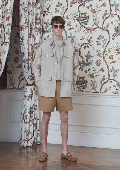 Modelo con un total look en color beige de la colección primavera/verano 2019 de Salvatore Ferragamo