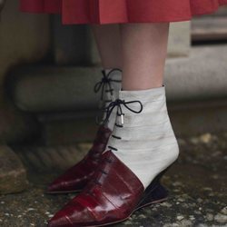 Botín de mujer en color burdeos y blanco de la colección primavera/verano 2019 de Salvatore Ferragamo