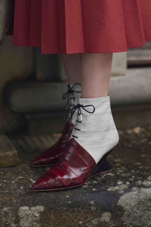 Botín de mujer en color burdeos y blanco de la colección primavera/verano 2019 de Salvatore Ferragamo