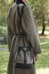 Abrigo y bolso con estampado geométrico de la colección primavera/verano 2019 de Salvatore Ferragamo