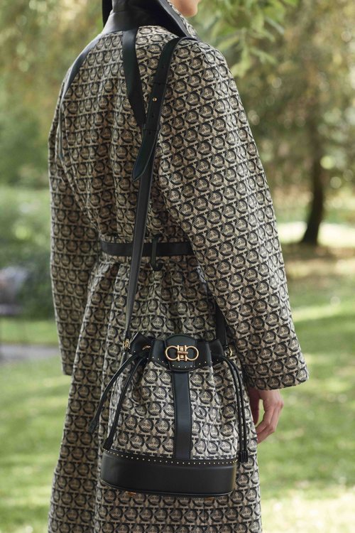 Abrigo y bolso con estampado geométrico de la colección primavera/verano 2019 de Salvatore Ferragamo