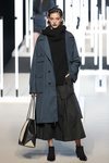 Abrigo azul marino de Juanjo Oliva primavera/verano 2019 en la Madrid Fashion Week