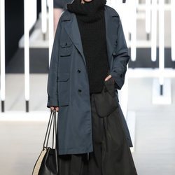 Abrigo azul marino de Juanjo Oliva primavera/verano 2019 en la Madrid Fashion Week