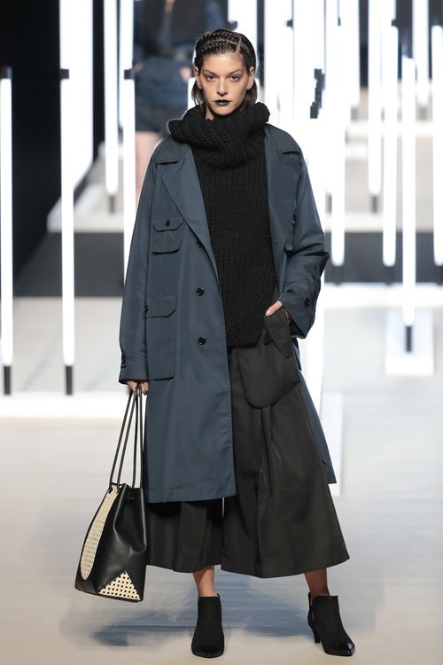 Abrigo azul marino de Juanjo Oliva primavera/verano 2019 en la Madrid Fashion Week