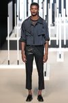 Pantalón brillante de Juanjo Oliva primavera/verano 2019 en la Madrid Fashion Week