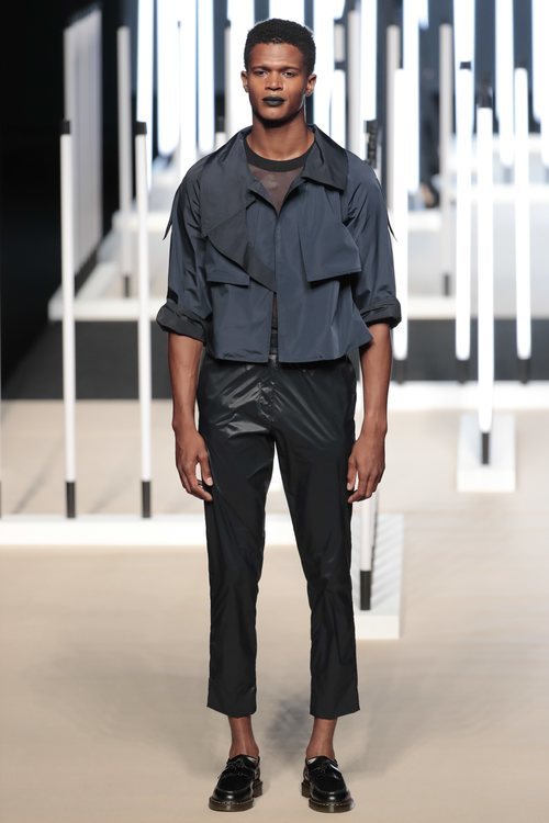 Pantalón brillante de Juanjo Oliva primavera/verano 2019 en la Madrid Fashion Week