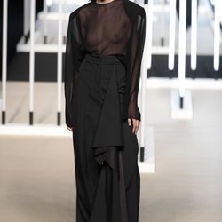 Vestido con transparencias de Juanjo Oliva primavera/verano 2019 en la Madrid Fashion Week