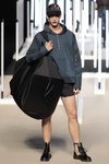 Chaqueta de color azul marino de Juanjo Oliva primavera/verano 2019 en la Madrid Fashion Week