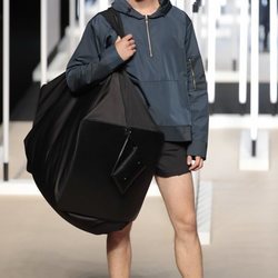 Chaqueta de color azul marino de Juanjo Oliva primavera/verano 2019 en la Madrid Fashion Week