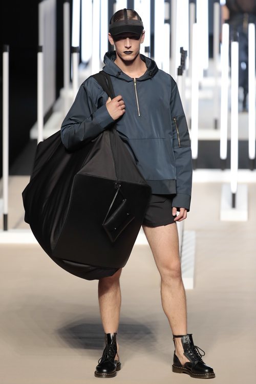 Chaqueta de color azul marino de Juanjo Oliva primavera/verano 2019 en la Madrid Fashion Week