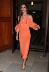 Cheryl Cole con un vestido asimétrico naranja en la fiesta de verano de Syco 2018