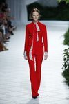 Traje de color rojo de Jorge Vázquez primavera/verano 2019 en la Madrid Fashion Week