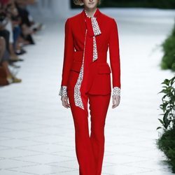 Traje de color rojo de Jorge Vázquez primavera/verano 2019 en la Madrid Fashion Week