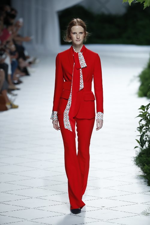 Traje de color rojo de Jorge Vázquez primavera/verano 2019 en la Madrid Fashion Week