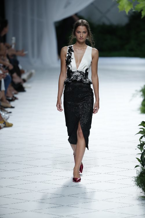 Vestido bicolor de Jorge Vázquez primavera/verano 2019 en la Madrid Fashion Week