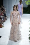 Vestido de tul bordado de Jorge Vázquez primavera/verano 2019 en la Madrid Fashion Week