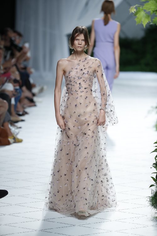Vestido de tul bordado de Jorge Vázquez primavera/verano 2019 en la Madrid Fashion Week
