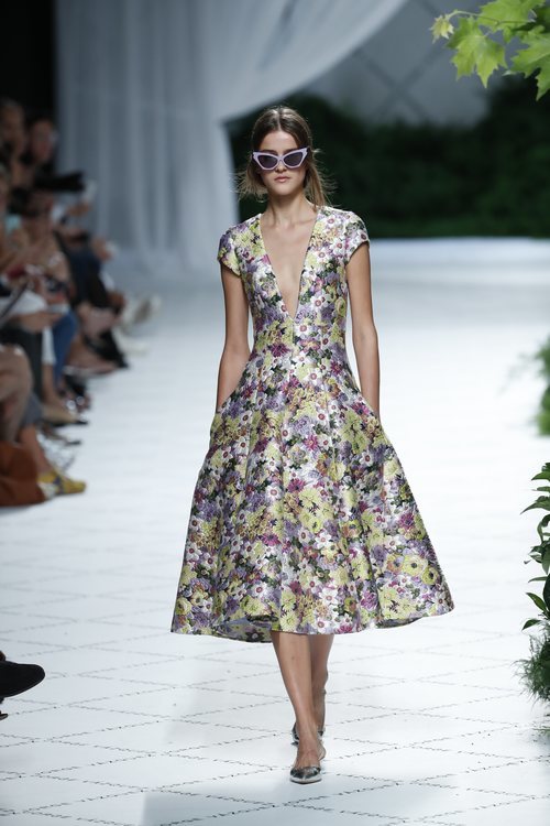 Vestido brocado de Jorge Vázquez primavera/verano 2019 en la Madrid Fashion Week