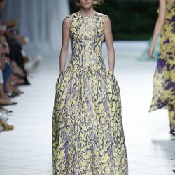 Vestido amarillo de Jorge Vázquez primavera/verano 2019 en la Madrid Fashion Week
