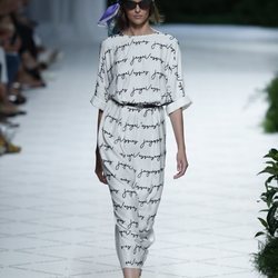 Vestido blanco estampado de Jorge Vázquez primavera/verano 2019 en la Madrid Fashion Week