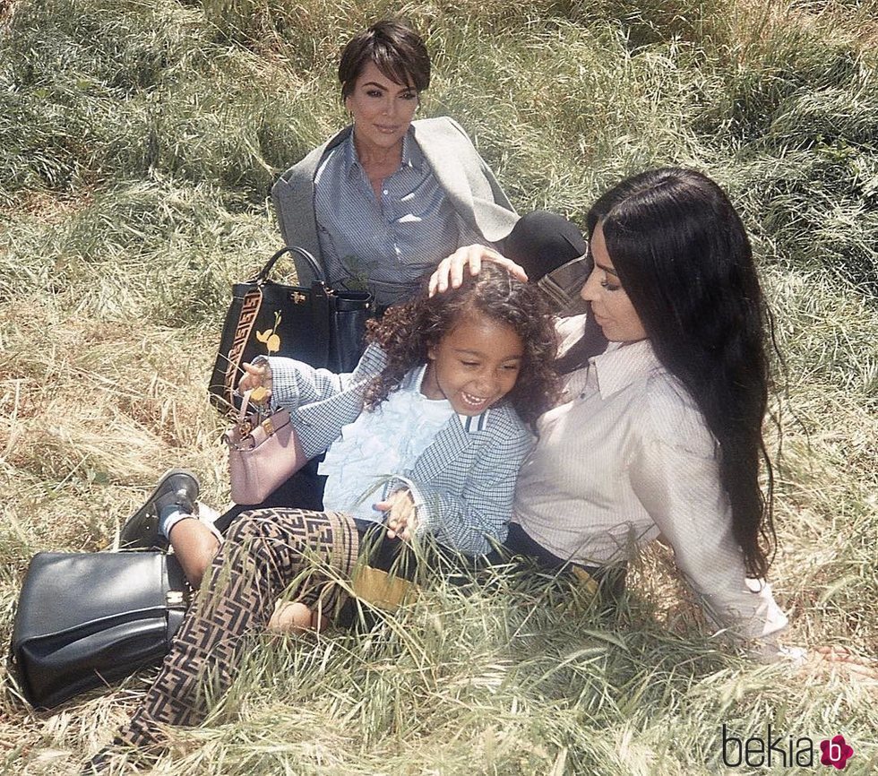 Kim Kardashian Kris Jenner y North West en una nueva campaña para Feind 2018