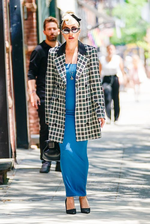 Lady Gaga con un vestido azul con una gabardina de cuadros por las calles de Nueva York 2018