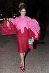 Cosima Rodriguez con un vestido rosa y rojo con mangas voluminosas en el 30 aniversario de Vogue 2018