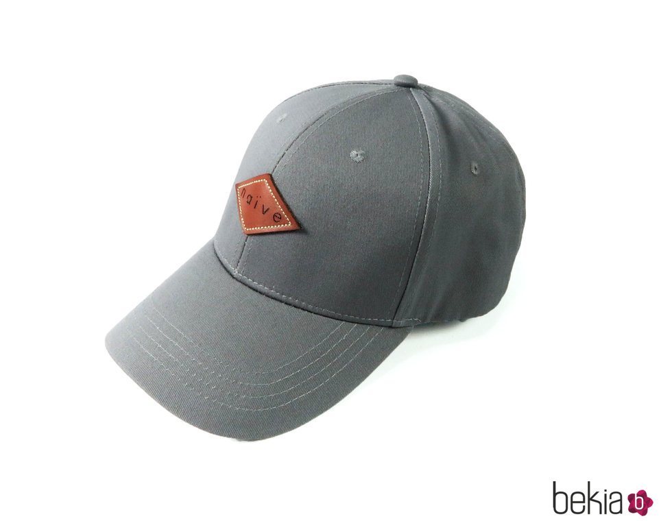 Gorra gris de la marca Naïve de la colección 'Summer Essentials'