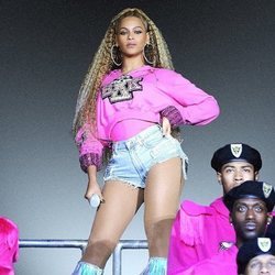 Beyoncé con una sudadera fucsia con capucha de la colección cápsula junto a Balmain 2018