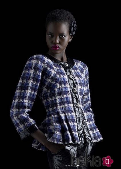 La refugiada Adut Akech posa para una campaña de Chanel 2018