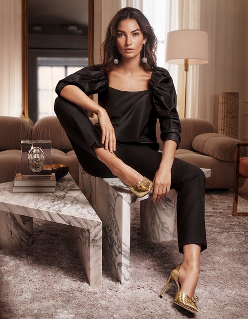 Lily Aldridge con unos zapatos stiletto en color dorado de Jimmy Choo 2018