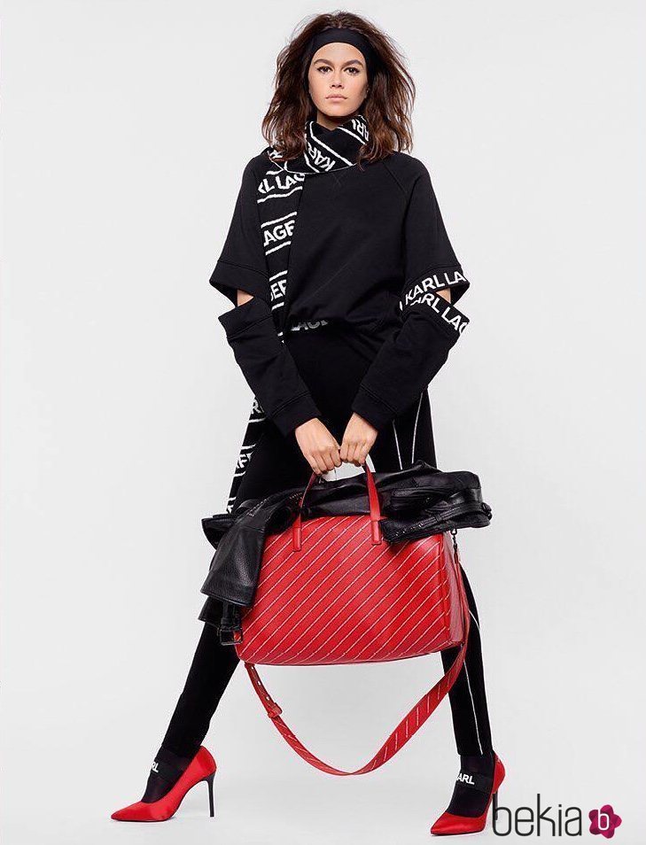 Kaia Gerber posando con un total look de la nueva coleecion de Karl Lagerfeld 2018