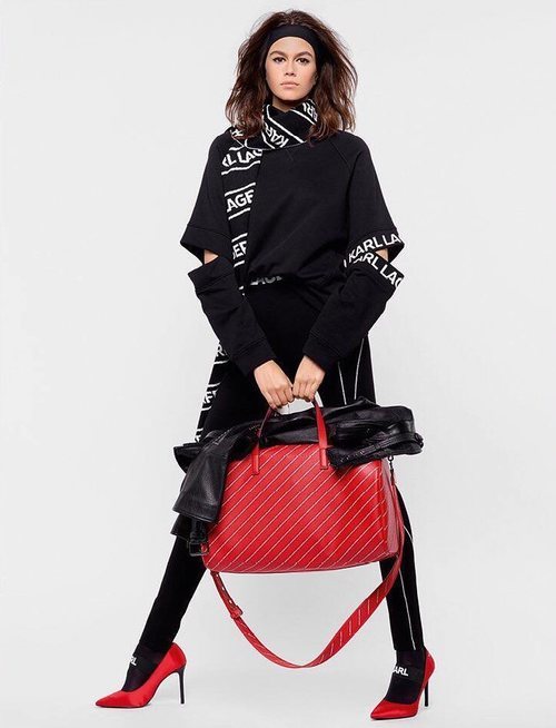 Kaia Gerber posando con un total look de la nueva coleecion de Karl Lagerfeld 2018