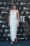Verónica Echegui con un vestido blanco en la premiere de 'Tócate' 2018