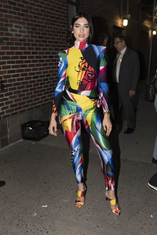Dua Lipa con un traje de colorines en Nueva York 2018
