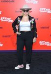 Elle King con un sombrero y una chaqueta con dibujos estampados en la premire 'El espía que me dejó' 2018