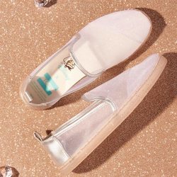 Alpargatas transparentes de la nueva colección de Disney x Toms 2018