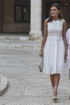 La Reina Letizia con un vestido de Hugo Boss en su posado de verano 2018 en Mallorca