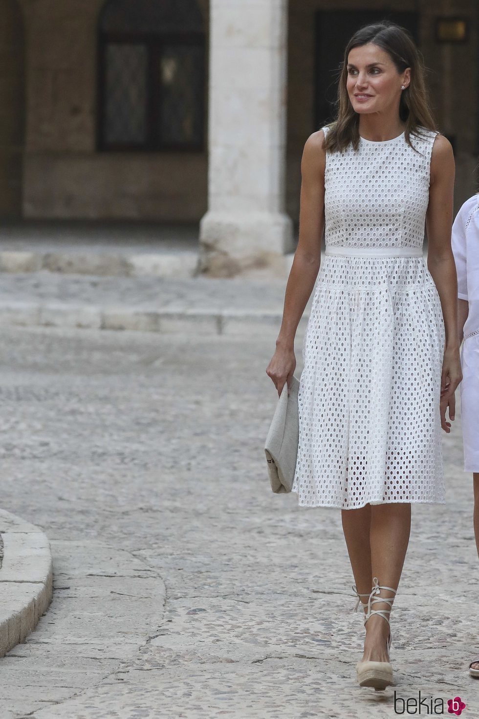 La Reina Letizia con un vestido de Hugo Boss en su posado de verano 2018 en Mallorca