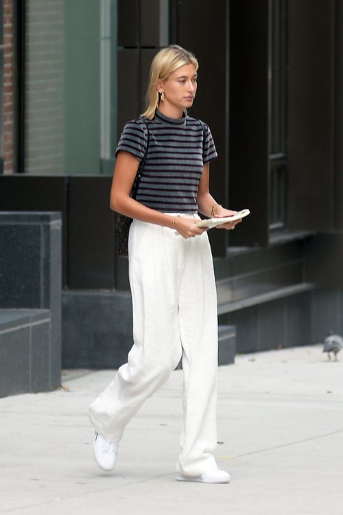 Hailey Baldwin con un top de rayas en Nueva York 2018