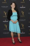 Anna Marcos con un vestido azul en la 70 edición de los premios Emmy 2018