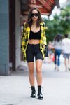 Cara Santana con una blazer amarilla de cuadros negros en Nueva York