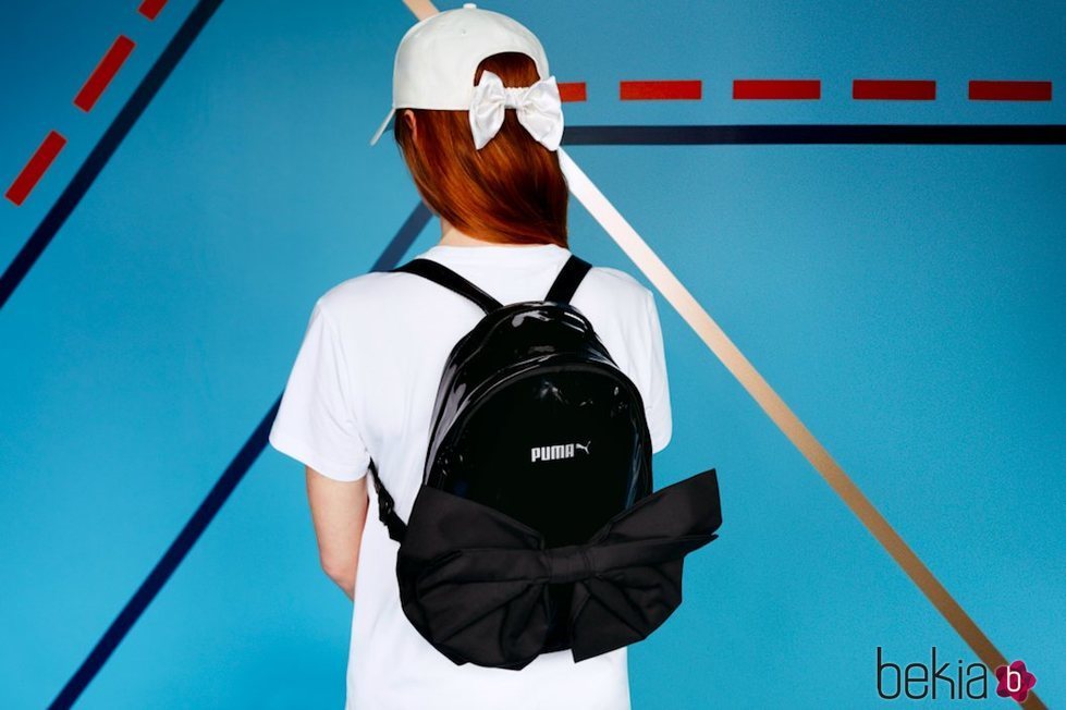 Mochila negra y gorra con lazo de la colección 'Suede Bow Varsity' de Cara Delevingne
