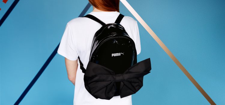 Mochila negra y gorra con lazo de la colección 'Suede Bow Varsity' de Cara Delevingne
